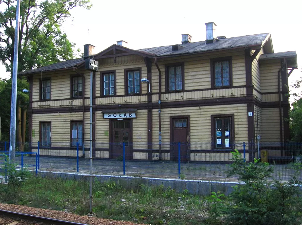 Dworzec kolejowy w Gołębiu