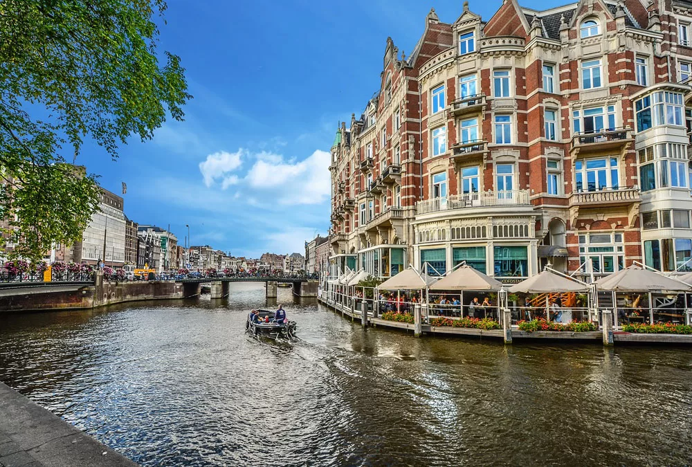 Budynki mieszkalne przy kanale w centrum Amsterdamu
