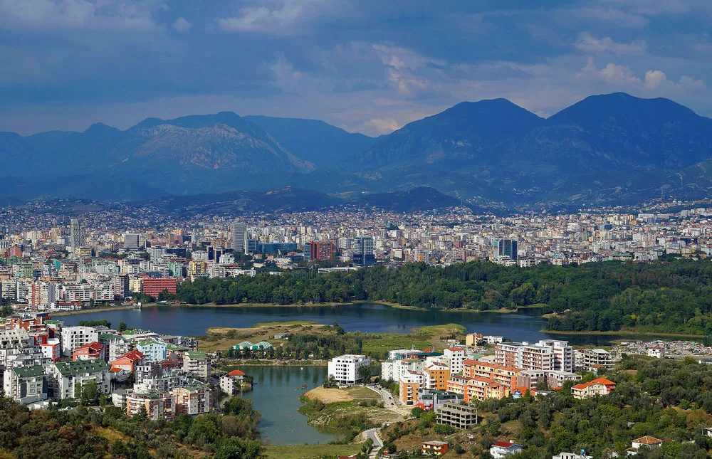 Widok na jezioro i park w sercu Tirany