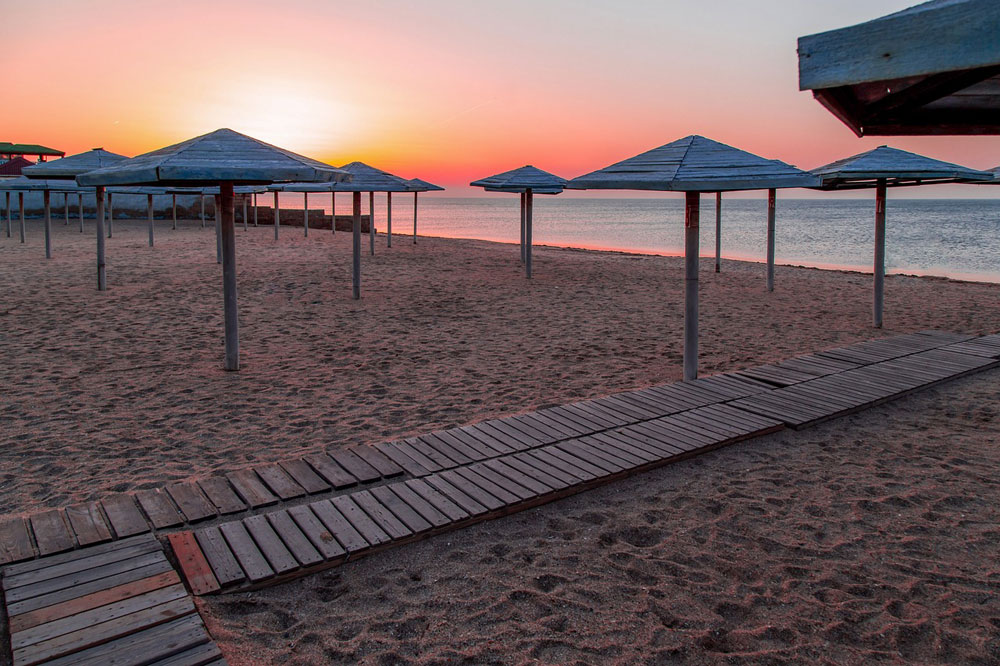 Plaża w Baku nad morzem Kaspijskim