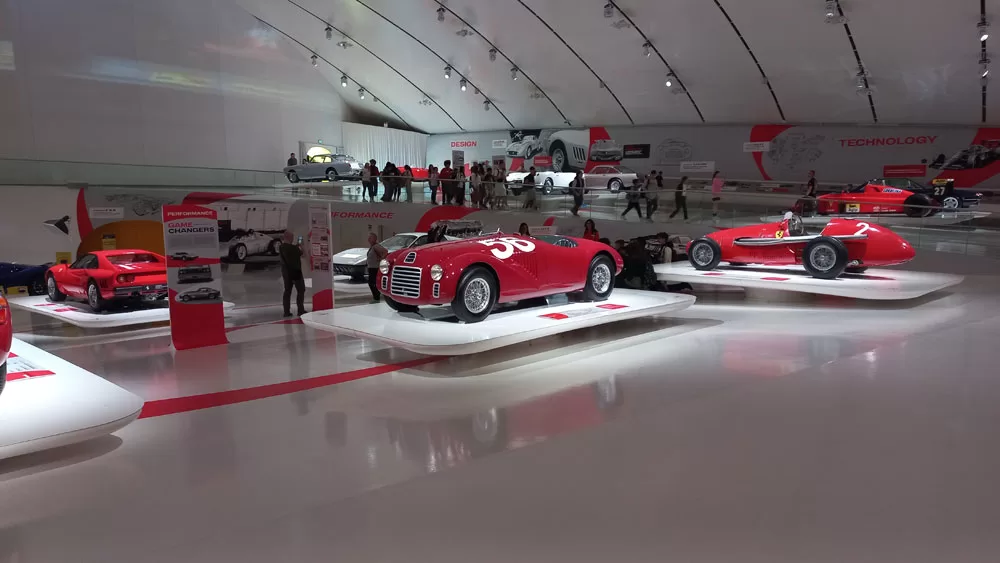 Wystawa samochodów w Muzeum Ferrari