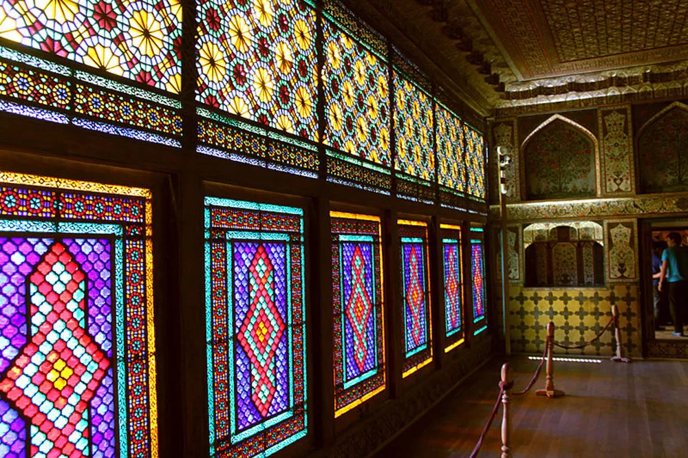 Kolorowe witraże w pałacu Sheki Khan