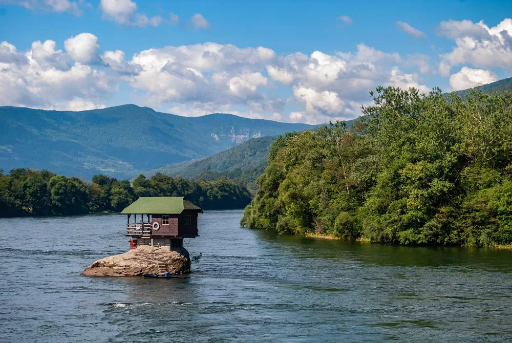 Charakterystyczny domek na rzece Drina