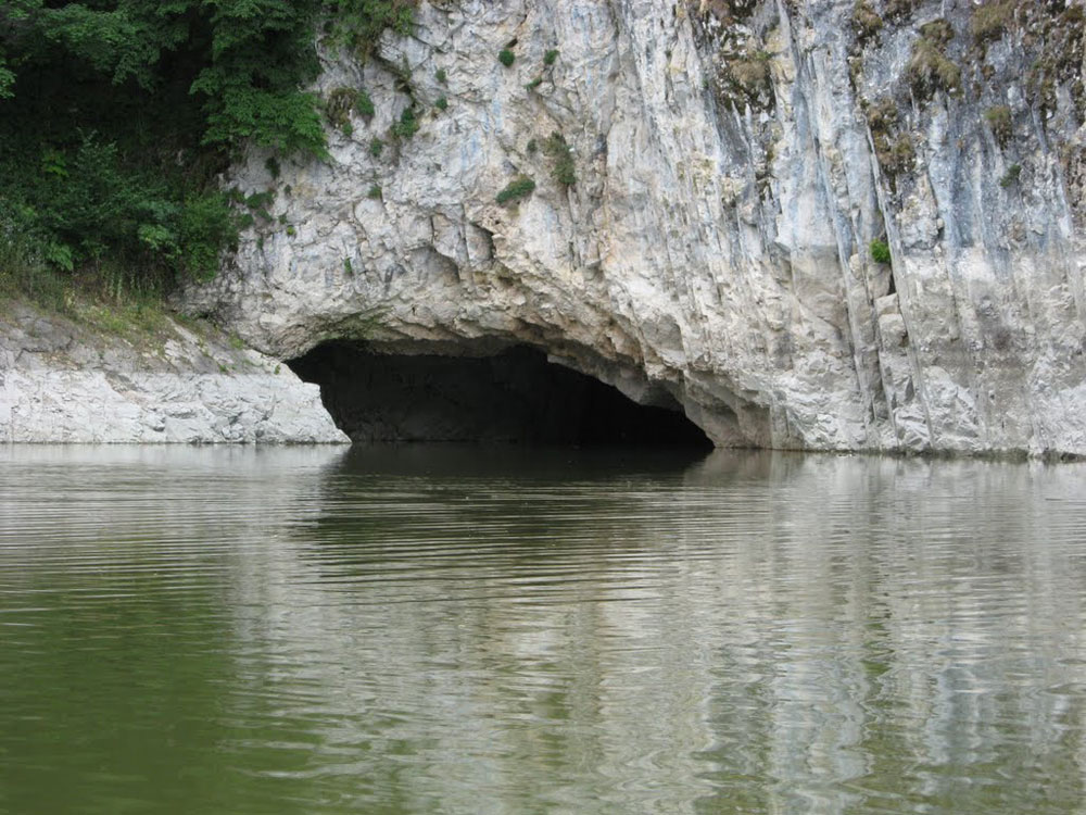 Jaskinia Usacka, wejście od strony rzeki