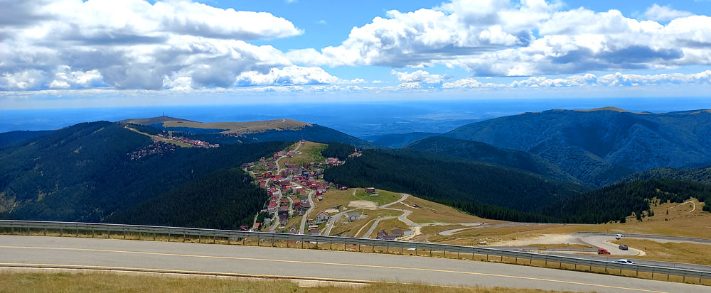 Widok na kurort wypoczynkowy Rânca w górach Parâng