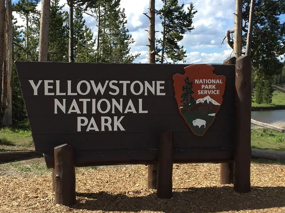 Tablica powitalna Parku Narodowego Yellowstone
