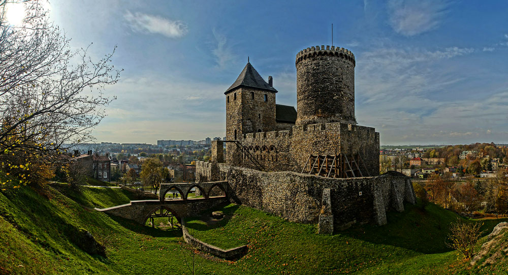 Zamek w Będzinie z widoczną fosą i panoramą Będzina