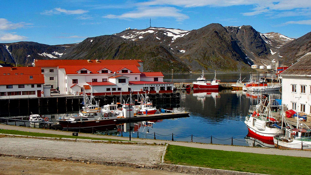 Miasteczko portowe Honningsvag w pobliżu przylądka Nordkapp