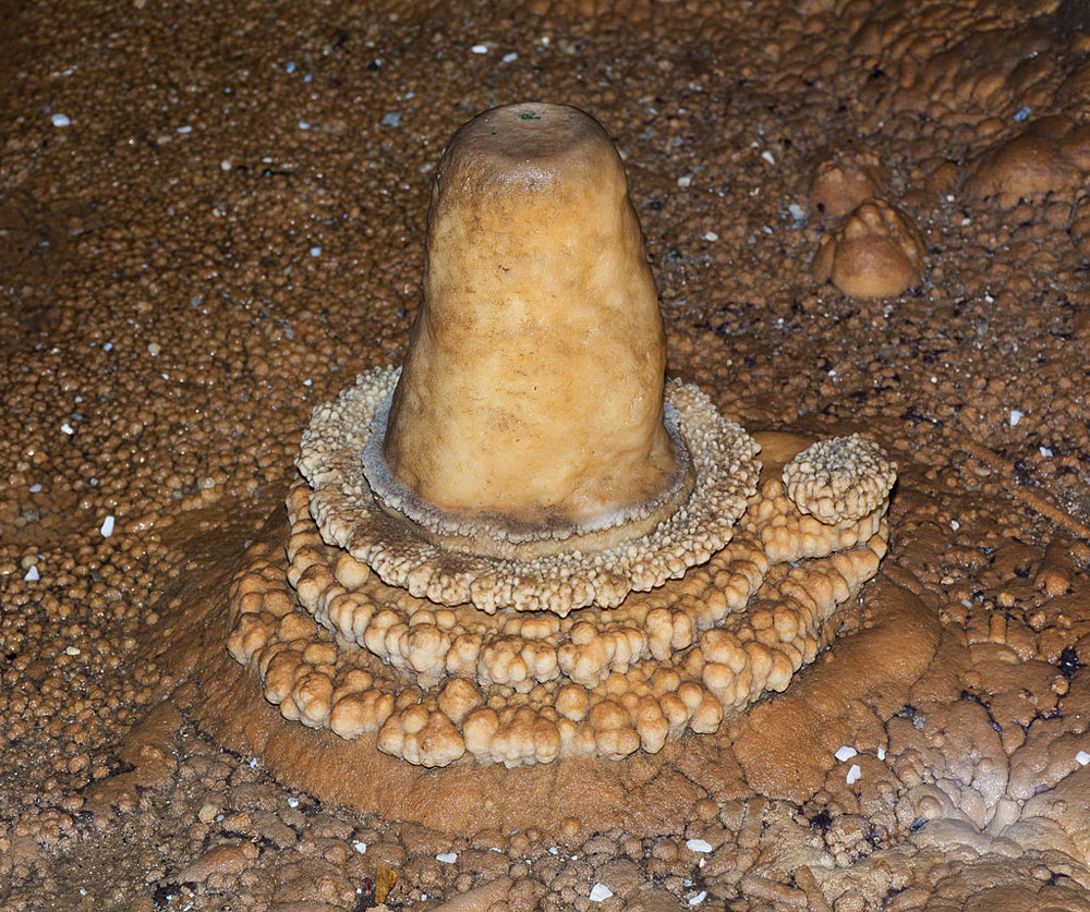 Stalagmit w jaskini Niedźwiedziej