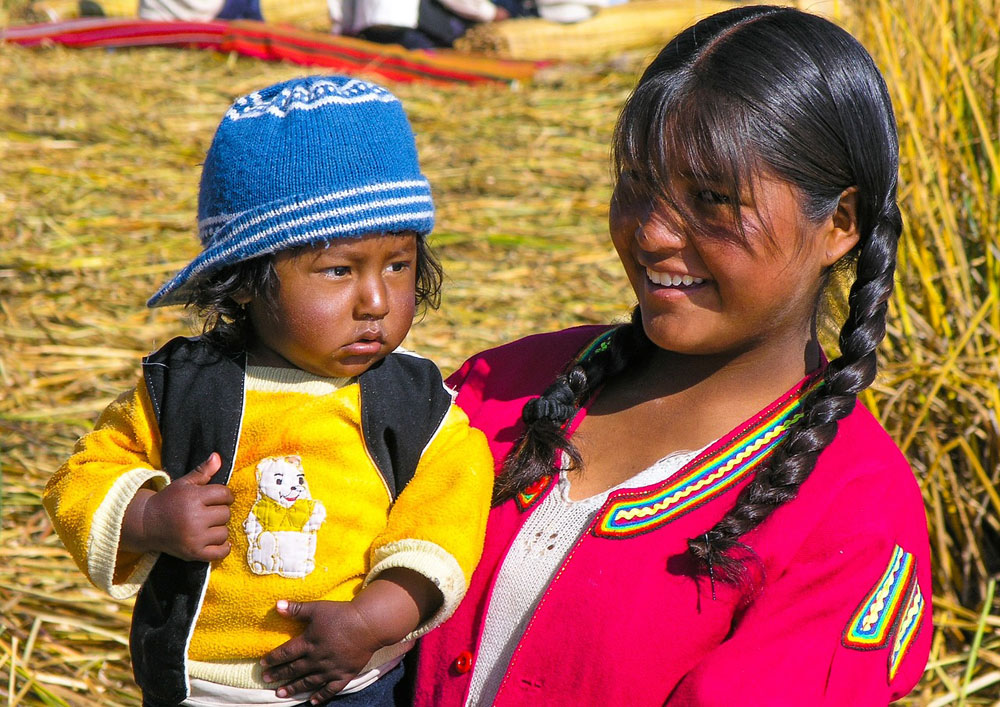 Mieszkańcy Titicaca. Dziewczyna z dzieckiem na rękach