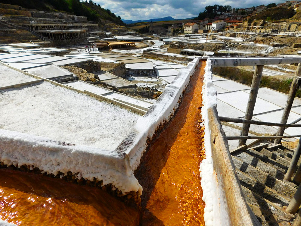 Kanały solankowe rozprowadzają solankę do stawów solnych