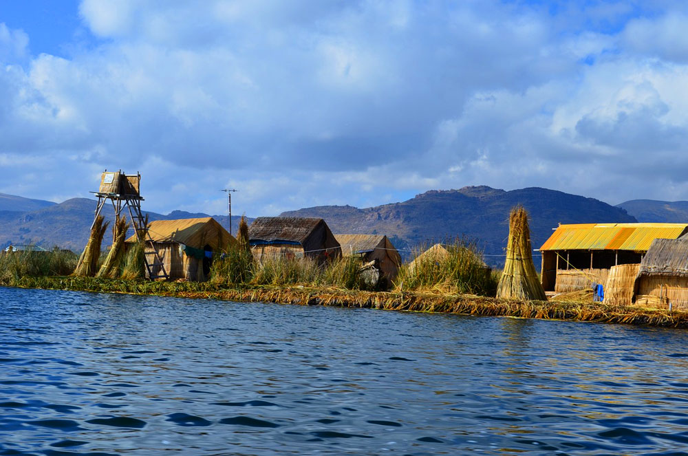 Sztuczna wyspa pływająca Uros na jeziorze Titicaca