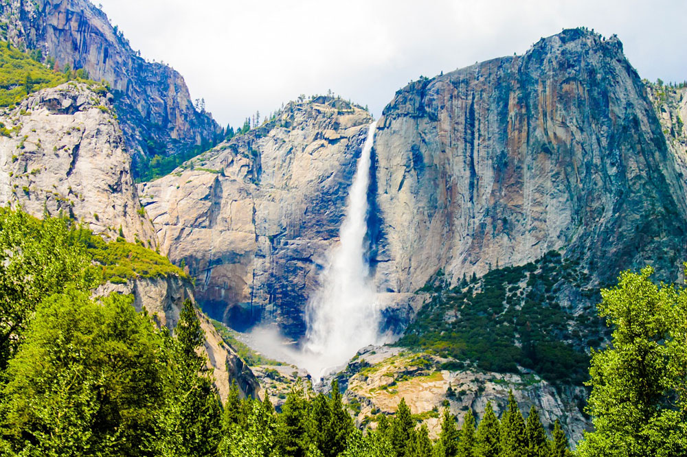 Wodospad Bridalveil Fall w parku Yosemite