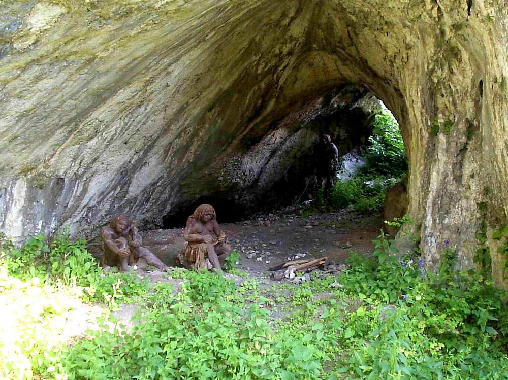 Obozowisko neandertalczyka w pobliżu jaskini