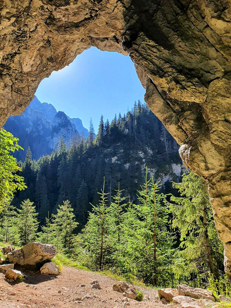 Widok na Tatry z Jaskini Obłazkowej