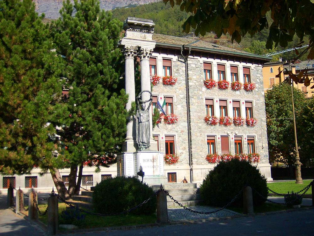 Architektura Bormio. Na zdjęciu szkoła podstawowa