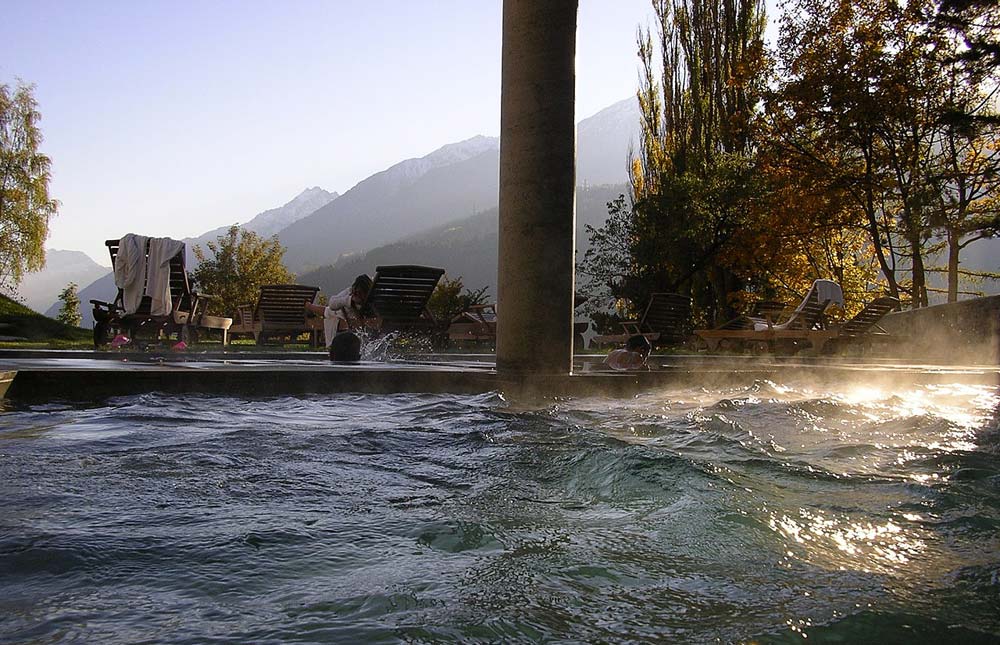 Nowoczesne łaźnie zewnętrzne w Bormio