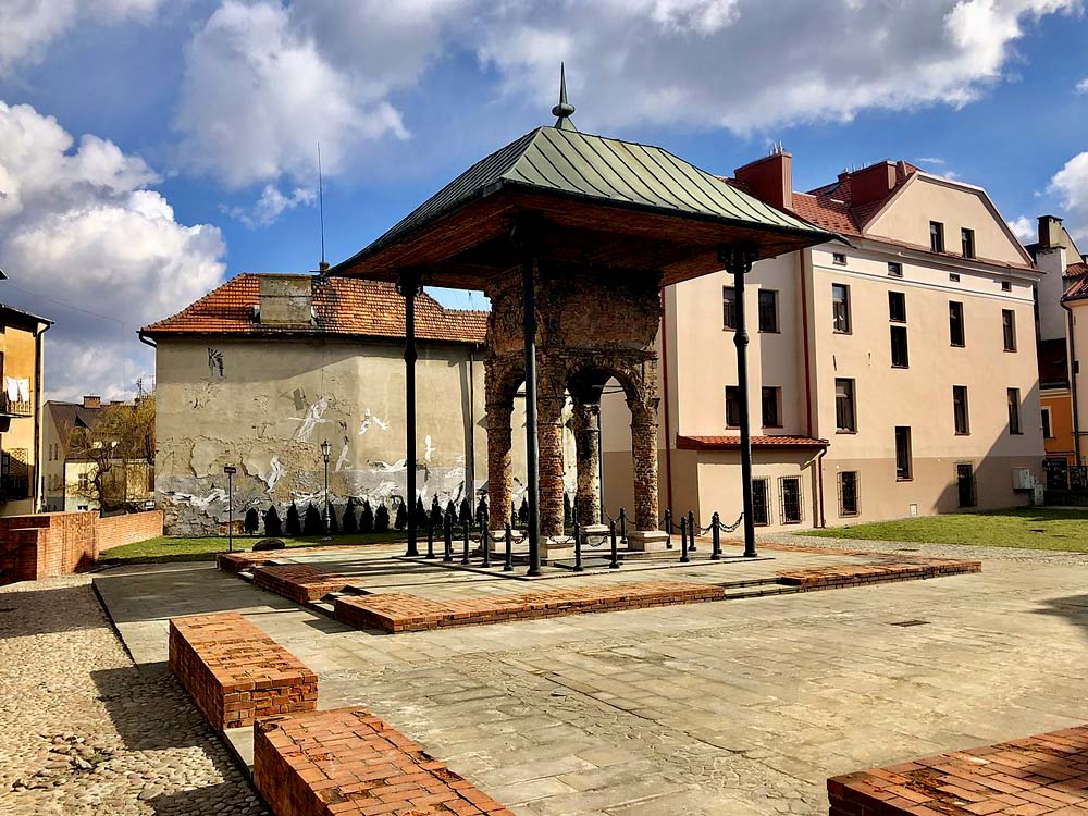 Stara Synagoga w Tarnowie z widoczną Bimą