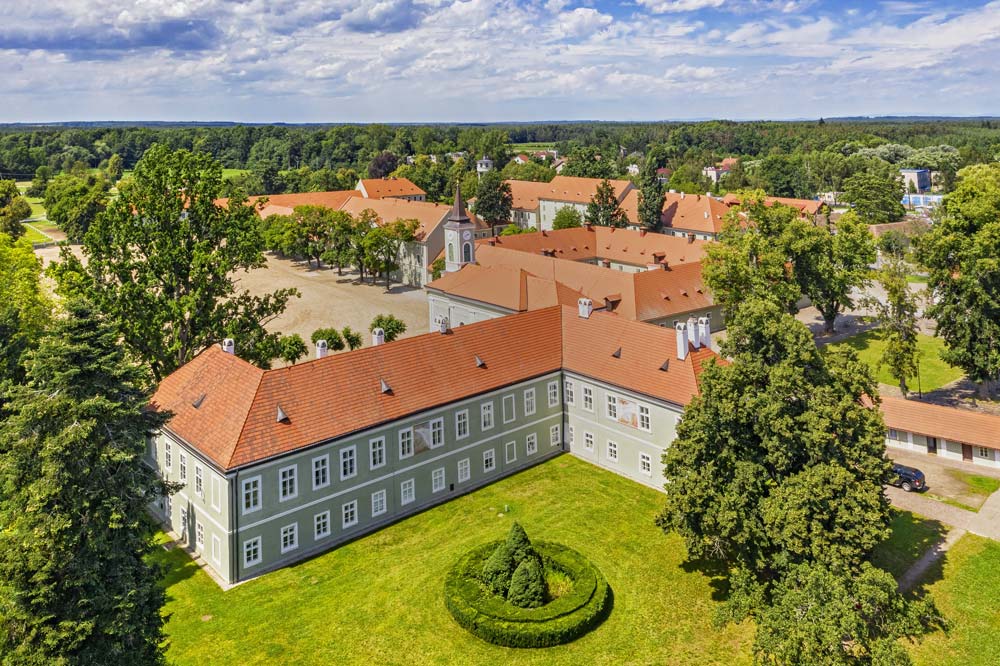 Pałac i stadnina koni z lotu ptaka