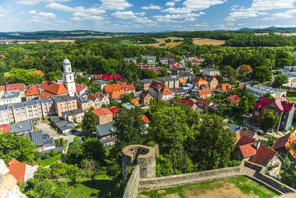 Zamek Bolków z panoramą miasta