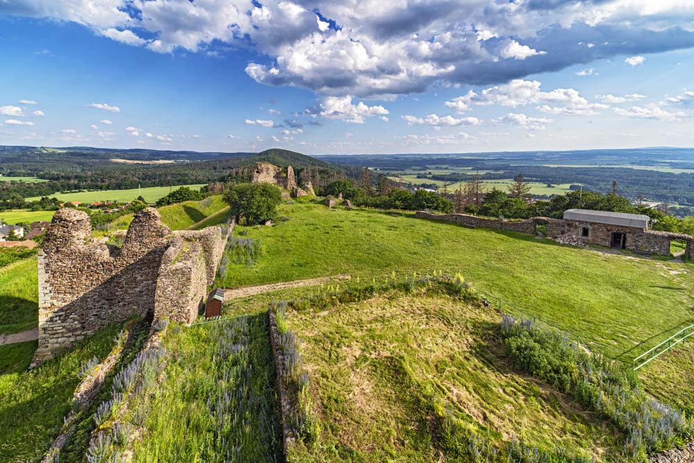 Panorama zamku w Lichnicach