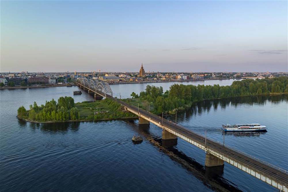 Most przecinający Dźwinę (Daugava)