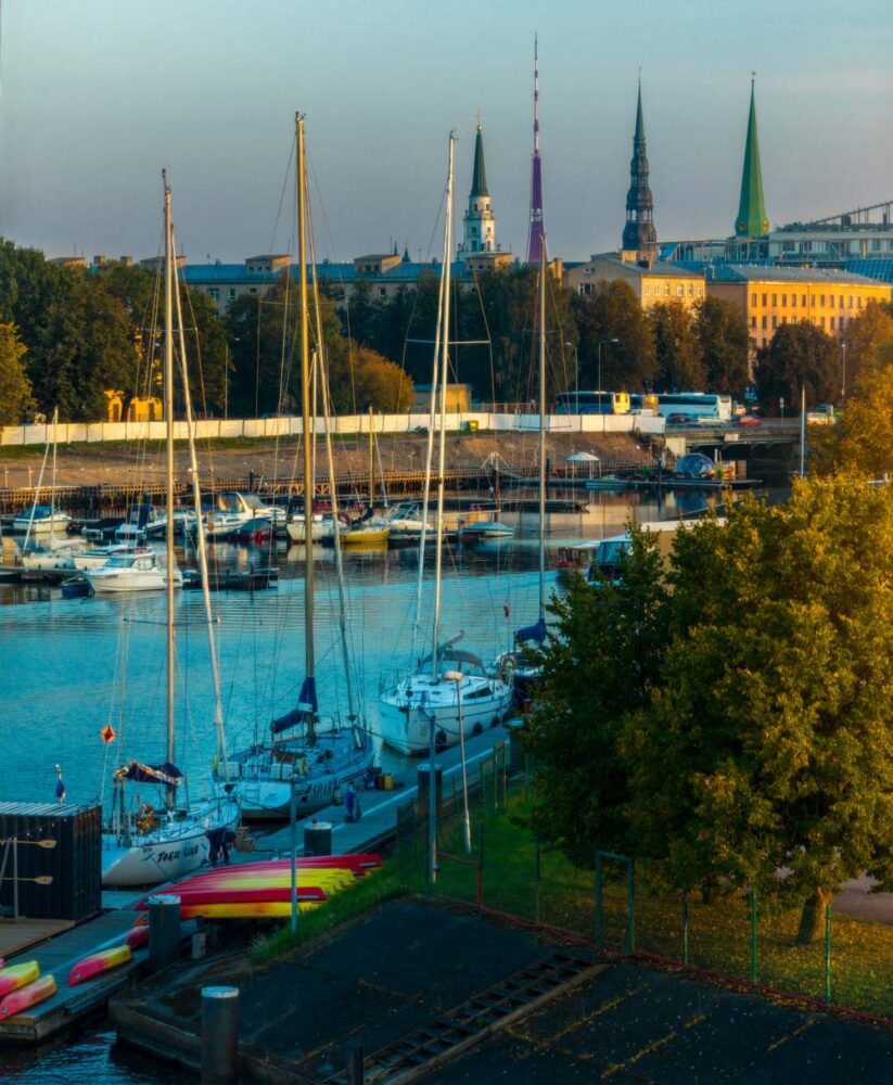Port jachtowy w Rydze. W tle panorama miasta z dominującymi nad okolicą wieżami kościołów