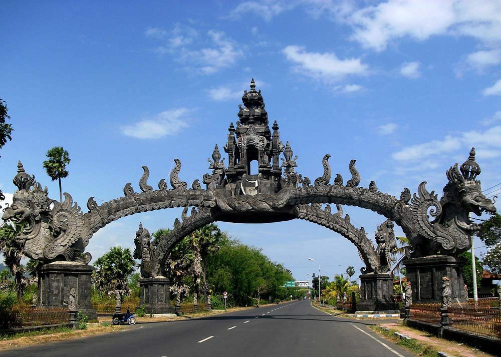 Brama do świątyni Pura Ulun Danu Beratan na Bali