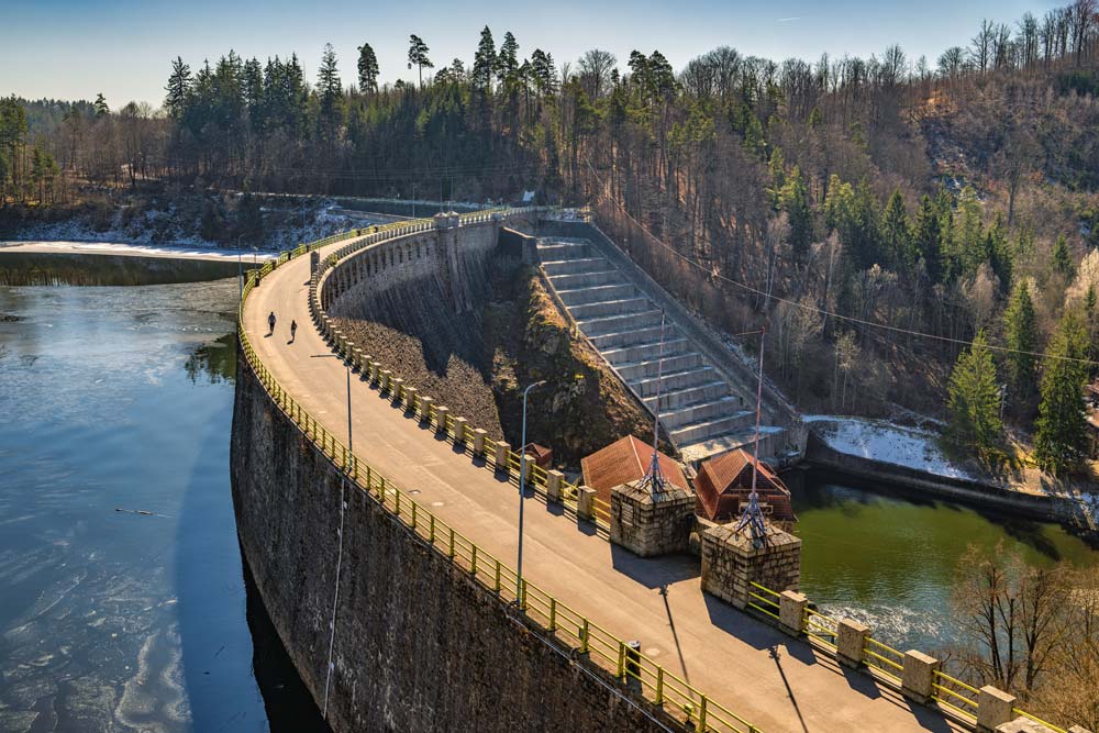 Korona zapory z widocznym schodkowym kanałem spustowym